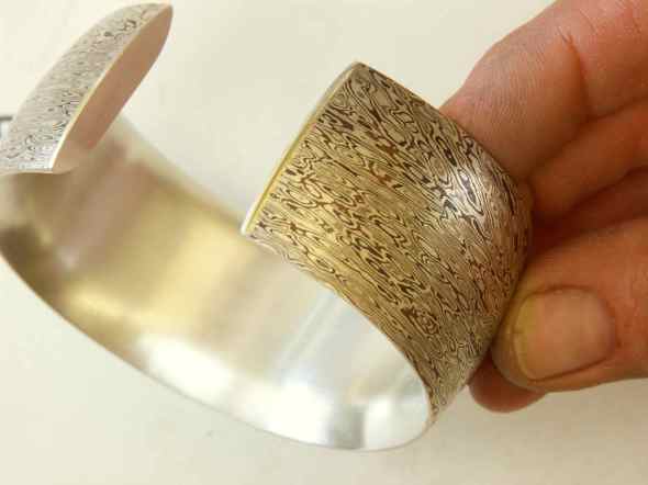 Bracelet (argent-shibuichi-shakudo)De forme générale ovale adaptée au poignet et adouci de courbes. 